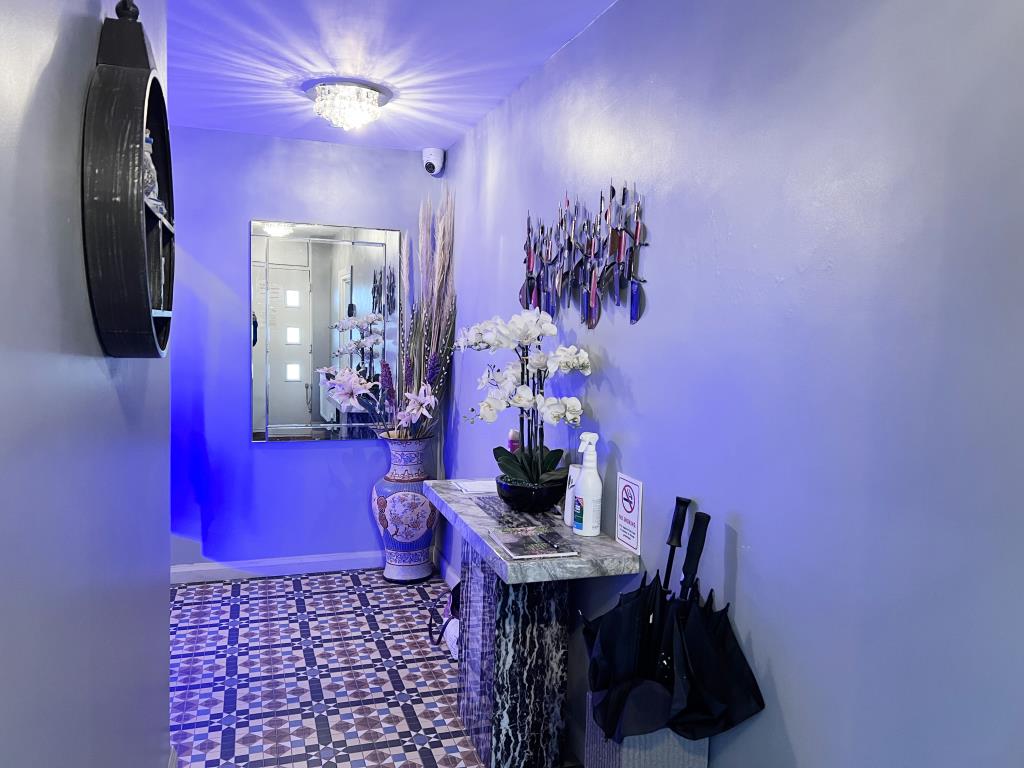 Lot: 23 - SIX-BEDROOM GUEST HOUSE - Communal hallway with painted walls and tile floor